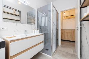 ein Badezimmer mit Waschbecken und Dusche in der Unterkunft BM Prestige in Presezzo + 38 Fotos