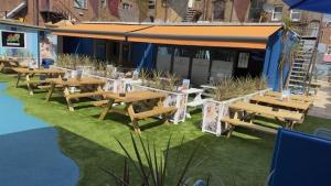 a group of picnic tables in front of a building at Hammersmith Belle in London +2 photos