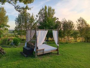 a bed in the grass in a field at Escale Zen en Quercy in Montalzat