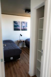 a bedroom with a bed and a desk in a room at Añelo Nuevo Housing in Añelo