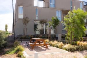 a picnic table in front of a building at Añelo Nuevo Housing in Añelo