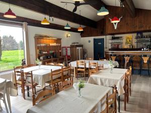 ein Speisesaal mit Tischen und Stühlen in einem Restaurant in der Unterkunft La Rame in Chalais