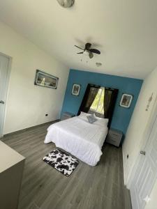 a bedroom with a bed and a ceiling fan at Residence Xamanai Playa Rincón II in Palmarito