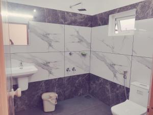 a bathroom with a toilet and a sink at Misty Vibes Homestay Vagamon in Vagamon