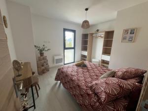 a bedroom with a bed and a couch in a room at Maison familiale La Casa de la Cayote in Formiguères