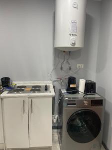 a kitchen with a washing machine and a stove at departamento central in Valdivia