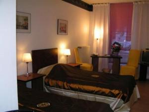 ein Hotelzimmer mit 2 Betten und 2 Stühlen in der Unterkunft Hotel Gasthaus Krone in Köln