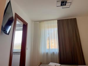 a bedroom with a mirror and a window at Pension Francesco in Nuremberg