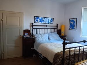 ein Schlafzimmer mit einem Bett mit hölzernem Kopfteil in der Unterkunft Villinolapieve in Castelfiorentino
