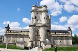 a castle with a person standing in front of it at Studio de Rêves -SV245- Centre Vincennes in Vincennes