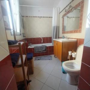 a bathroom with a toilet and a sink and a tub at Studio de Rêves -SV245- Centre Vincennes in Vincennes +26 photos