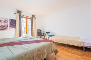 a bedroom with two beds and a window at Residencial Suites Valldemossa - Turismo de Interior in Valldemossa