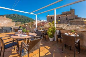 a patio with tables and chairs on a roof at Residencial Suites Valldemossa - Turismo de Interior in Valldemossa