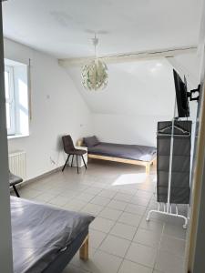 a room with a bed and a tv in it at Monteurswohnung Emsdetten in Emsdetten