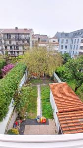 a view of a garden with buildings in the background at H.ö.H in Porto