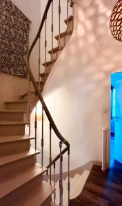 a staircase in a home with white walls at Grande maison de ville MALO LEONE 250m2 pour 15 personnes proche du Puy du Fou in Mauléon +109 photos