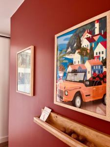 a painting of a car hanging on a wall at Grande maison de ville MALO LEONE 250m2 pour 15 personnes proche du Puy du Fou in Mauléon
