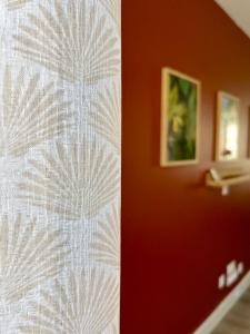 a wall with a white patterned curtain in a room at Grande maison de ville MALO LEONE 250m2 pour 15 personnes proche du Puy du Fou in Mauléon