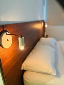 a room with two beds and a lamp on a wall at oceanic suítes in Araruama +7 photos