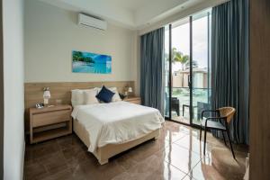 a hotel room with a bed and a balcony at Hotel Anselmo in Boca Chica