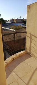 a balcony with a fence on the side of a building at Departamento duplex in Concordia