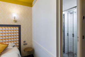 Rúm í herbergi á Hôtel Gérando