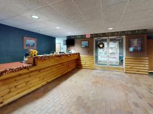 a fast food restaurant with a counter and a lobby at Pellston Lodge in Pellston +49 photos