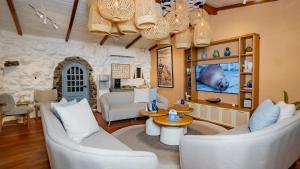 TV a/nebo společenská místnost v ubytování Hotel Angermeyer Waterfront Inn