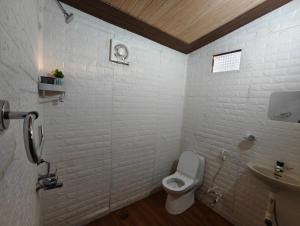 a bathroom with a toilet and a sink at victory farms in Nadora