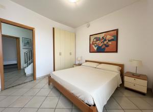 a bedroom with a large white bed in a room at 48 Trilocale vista mare in Bellaria-Igea Marina