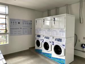 a laundry room with two washer and dryer at Central Studio in the metro Butantã in São Paulo