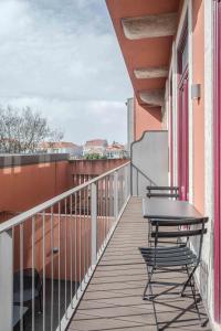 a balcony with a table and chairs on a building at Uma Formosa Apartments in Porto