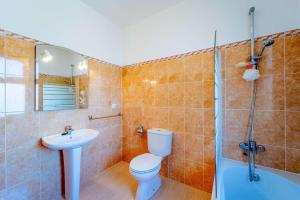 ein Badezimmer mit Toilette, Waschbecken und Dusche in der Unterkunft Oceanview room in Ponta Delgada + 28 Fotos