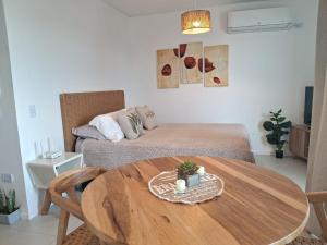a small room with a table and a bed at Metra DS Puerto Norte in Rosario