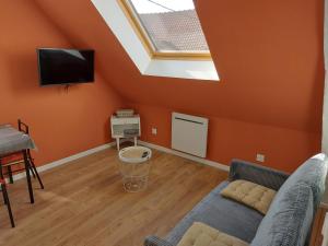 a living room with orange walls and a skylight at Poésie d'Opale in Étaples