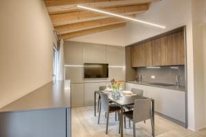una cucina e una sala da pranzo con tavolo e sedie di Do Pomi Suite a Treviso