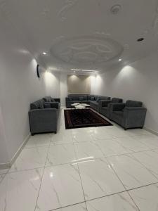 a living room with two couches and a table at النبلاء in Medina