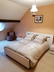 a bedroom with a large bed in a room at Chambre et salon indépendants chez l'habitant in Pierre