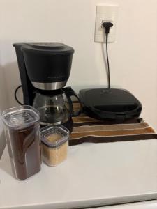 a coffee maker sitting on top of a counter at Suíte Boqueirão Tati Ortega in Ilha Comprida