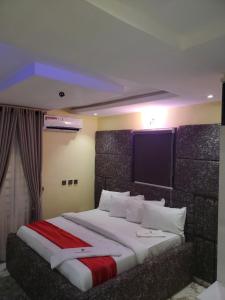 a bedroom with a large bed in a room at Vingoze Apartments in Fatade