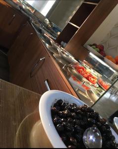 a bowl of blackberries on a counter in a kitchen at ANKARA EFEs OTEL in Altındağ