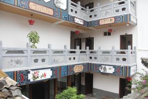 Han Shu Xiang Yuan Hostel في Jianshui: مبنى به بلاط ملون على جانبه
