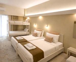 ein Schlafzimmer mit zwei Betten und zwei Etagenbetten in der Unterkunft Nidimos Hotel in Delphi