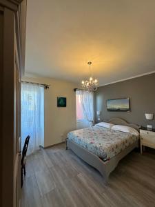 a bedroom with a bed and a chandelier at La Linea D'Acqua in Manarola