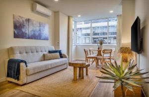 a living room with a couch and a table at Brisa do Mar in Quarteira