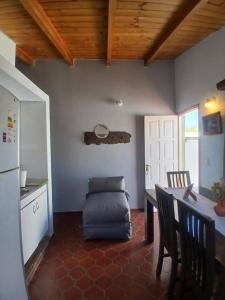 a kitchen and dining room with a table and chairs at Departamento Independiente con Terraza in La Cieneguita