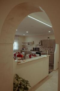 a kitchen with an archway in the middle of a room at Villa Enza B&B in Ginosa