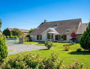 a house with a garden in front of it at Chez soule in Riupeyrous