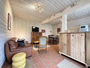 ein Wohnzimmer mit Sofa und Tisch in der Unterkunft Garate in Espelette