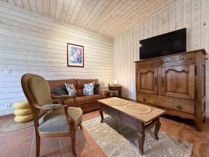 ein Wohnzimmer mit Sofa und Tisch in der Unterkunft Garate in Espelette
